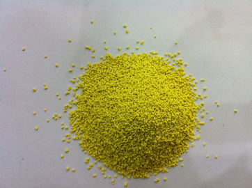 Il giallo detergente della polvere macchietta le macchioline di colore
