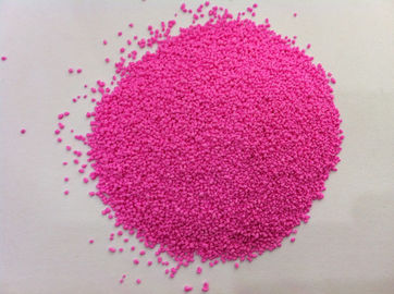 il rosa detergente della polvere macchietta le macchioline di colore per il detersivo