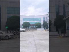 Granuli colorati rossi di solfato di sodio per detersivo in polvere per bucato